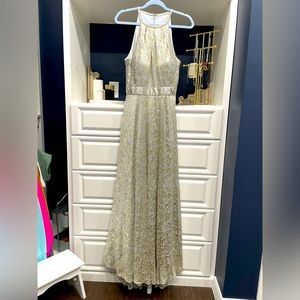 Betsy Adams SZ 8 beautiful flow he gold accents, light blue background dress